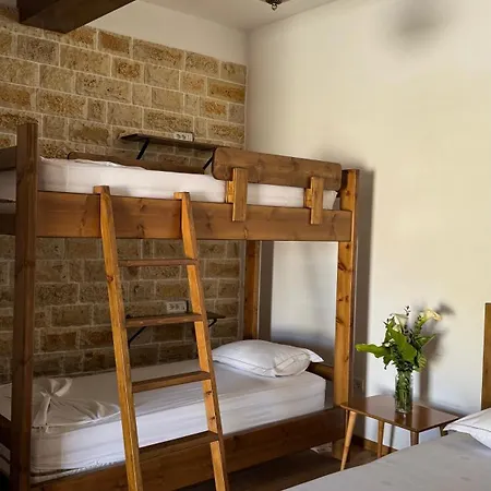 Auberge de jeunesse Ana *